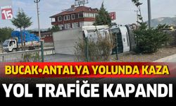 Bucak Antalya karayolunda kamyon devrildi, yol trafiğe kapandı