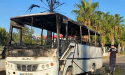 Antalya’da park halindeki midibüs alev alev yandı
