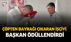Çöpten Bayrağı Çıkaran İşçiyi Başkan Ödüllendirdi