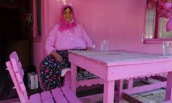 Isparta’nın pembe renk tutkusuyla bilinen ’Barbie Teyzesi’ pembe evine mahkum kaldı
