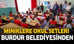 Minik öğrencilere kırtasiye setleri Burdur Belediyesinden
