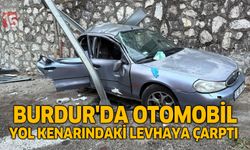 Burdur'da Otomobil Yol Kenarındaki Levhaya Çarptı