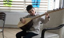 Bağlamayla 5 yıldır türkü söyleyen küçük müzisyenin hayali yazılım mühendisliği