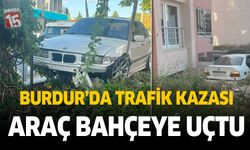Burdur’da Kontrolden Çıkan Otomobil Apartman Bahçesine Uçtu