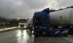 Burdur’da makaslayan tır nedeniyle yol kapandı