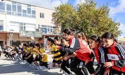 Çamelili çocuklar cumhuriyete koştu