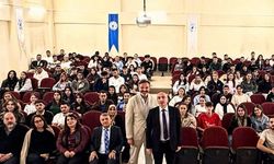 Deneyimlerini üniversiteli gençlerle paylaştı