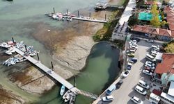 Eğirdir Gölü’nde balıkçı tekneleri karaya oturdu, balıkçılık bitme noktasına geldi