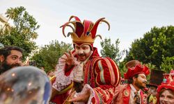 Kaleiçi sokaklarında renkli kortej geçişi