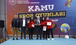 Kamunun şampiyonları kupalarını aldı
