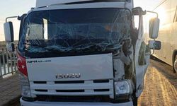 Manavgat’ta kamyon ile tır çarpıştı