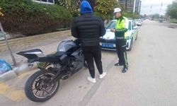 Motosikletinin plakasını bantla değiştiren sürücü polise yakalandı