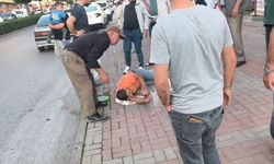 Otomobile çarpan motosiklet sürücüsü havada takla atıp yere düştü