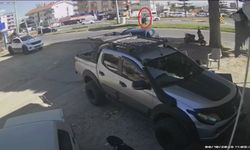 Tur minibüsü levhaya çarptı, temizlik işçisi saniyelerle ölümden döndü