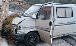 Antalya'da istinat duvarına çarpan aracın sürücüsü yaralandı