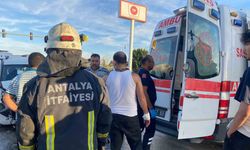 Antalya’da kavşakta iki araç çarpıştı: 4 yaralı