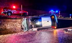 Antalya'da kontrolden çıkan otomobil yan yattı: 3 yaralı