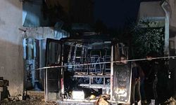 Antalya’da park halindeki minibüs alev alev yandı