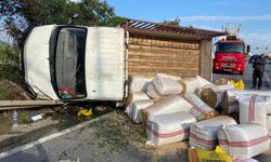 Antalya'da saman yüklü kamyonet devrildi, yol trafiğe kapandı