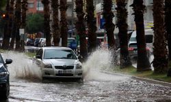 Antalya’da şiddetli yağış ve yıldırımlar etkili oldu
