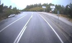 Antalya'da yağış nedeniyle kayganlaşan yolda otomobil takla attı: 2 yaralı