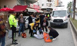 Aracın açılan kapısına çarpan motosikletteki 2 kişi yaralandı