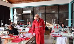 Başkan Kocagöz kadın emeğiyle üretilen yağmurlukları bizzat test etti