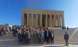 Başkan Saruhan yönetimiyle birlikte Başöğretmenin huzuruna çıktı