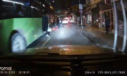 Durak yerine orta şeritte yolcu indirip alan halk otobüsü pes dedirtti