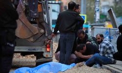 Ekmek almaya giderken kepçenin altında kalan yaşlı adam hayatını kaybetti