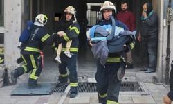 Ev olarak kullanılan iş hanında çıkan yangında 17'si çocuk 21 kişi kurtarıldı