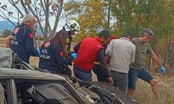 Hurdaya dönen araçtan yaralı kurtuldu