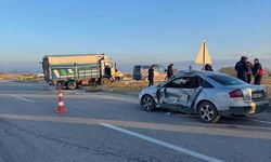 Kamyonet ile otomobil çarpıştı 6 kisi yaralandı