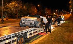 Kontrolden çıkan otomobil önce kaldırıma sonra orta refüjdeki Yavaş levhasına çarptı