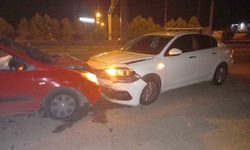 Kotrolden çıkan otomobil radar görevi yapan polis aracına çarptı, 2 kişi yaralandı