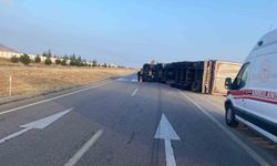 Saman yüklü tır devrildi