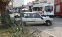 Serik'te yoldan çıkan otomobil bariyerlere çarparak durabildi