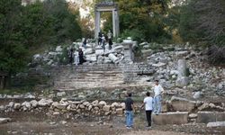 Termessos'ta ilk kazıda dans eden kadınlar mezarı, Antiochis'in anıt mezarı ve figürlü lahit parçaları ortaya çıkarıldı