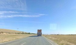 Tırın taşıdığı tuğlalar ile tehlikeli yolculuğu kamerada