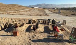 Zehirlenerek ölen anne ve 2 çocuğunun yan yana defnedildiği mezarlar görenlerin için sızlattı