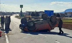 Aksı kırılan pikap takla attı