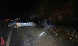 Antalya'da aynı yönde giden iki otomobil çarpıştı:4 yaralı