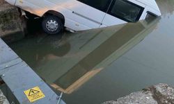 Antalya'da minibüs sulama kanalına uçtu