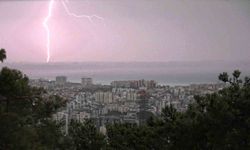 Antalya'da şiddetli yağış etkili oldu, şimşekler görsel şölen oluşturdu