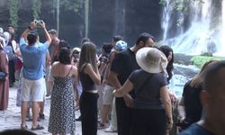 Antalya'nın simgelerinden Düden Şelalesi, 2025'te yaklaşık 900 bin ziyaretçiyi ağırladı