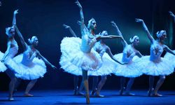 Çaykovski'nin 'Kuğu Gölü' balesi Denizli'de beğeniyle izlendi