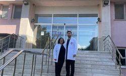 Ebe anne doktor oğluyla birlikte şifa dağıtıyor