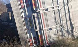 Isparta'da kontrolden çıkan kamyon şarampole devrildi, sürücü yaralandı