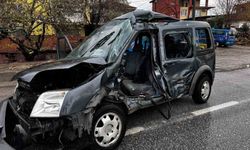 Kamyonun çarptığı hafif ticari araç 50 metre savruldu: 1 ölü, 2 yaralı