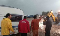 Karavanla denize sürüklenen Rus turistler kurtarıldı